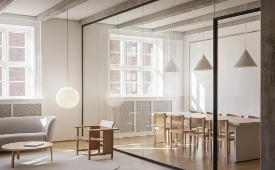 青島網(wǎng)店代運(yùn)營公司北歐極簡辦公室裝修設(shè)計圖片欣賞