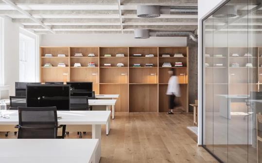 青島網(wǎng)店代運(yùn)營公司北歐極簡辦公室裝修設(shè)計圖片欣賞